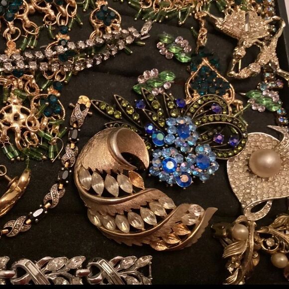 1 LB Vtg costume Jewelry Lot~ HIGH END Silver Gold, Pearls, Rhinestones Bling - Picture 1 of 9